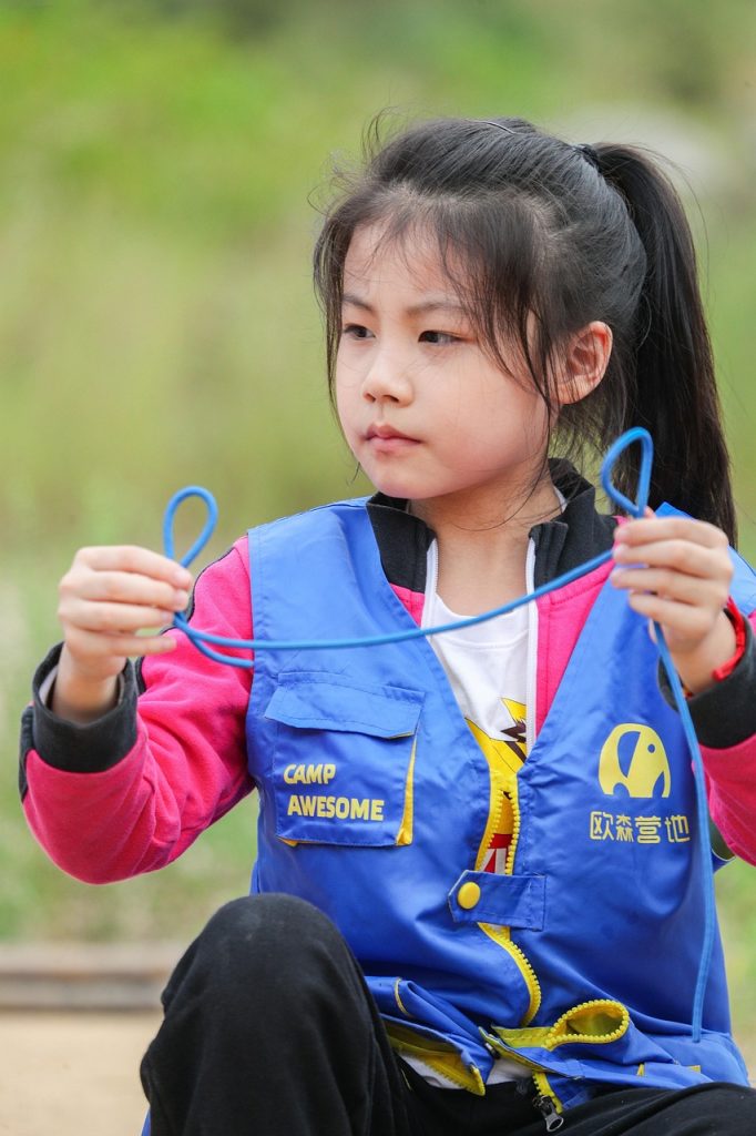 girl, rope, knot, child, kid, young, little girl, elementary school student, camping, knotting, learning, camp education, outdoor activities